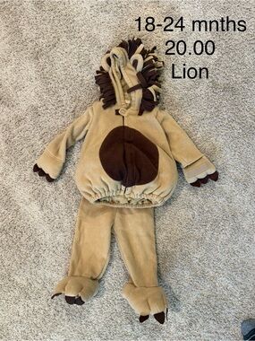 Old Navy Lion Costume Cozy, Cute, Warm 12-24 months perfect for your little one.